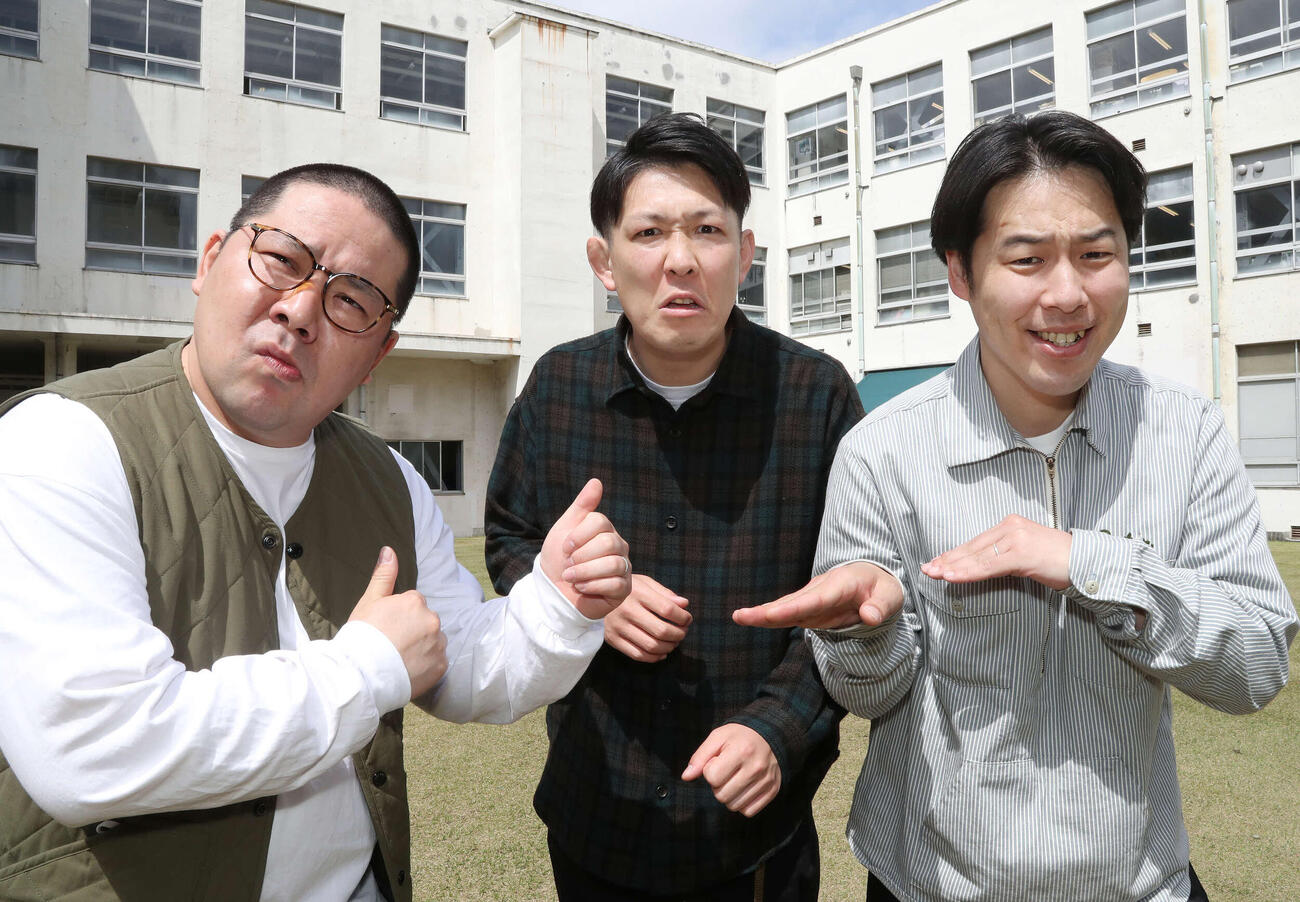ネルソンズ。左から和田まんじゅう、青山フォール勝ち、岸健之助（2022年撮影）