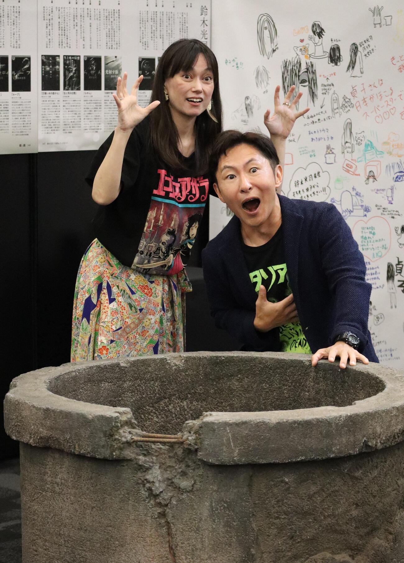 「東京ホラー特区！！2026」で展示されている貞子の井戸の前でポーズする佐伯日菜子（左）、なべやかん