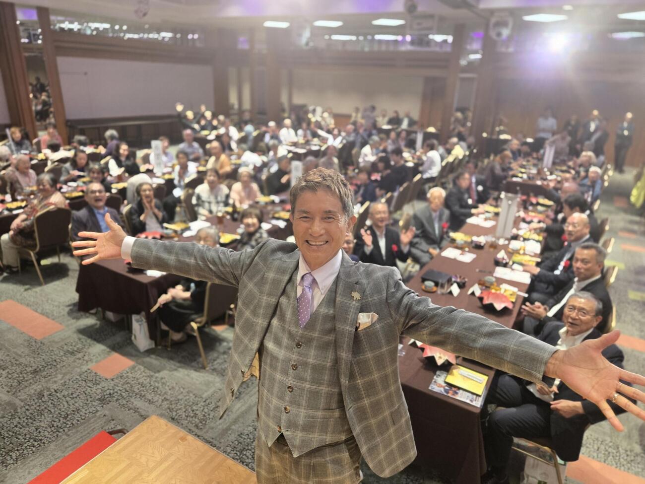 俳優田中健が築地場外市場の敬老会にサプライズ出演