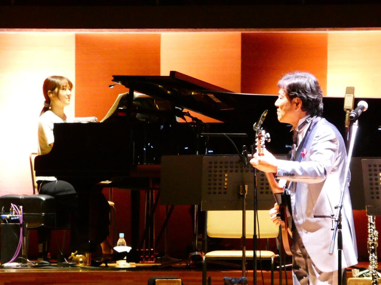 サントリーホールの「A new chapter～新たな章へ～」でNHK交響楽団と文音のピアノの演奏をバックに歌う野口五郎