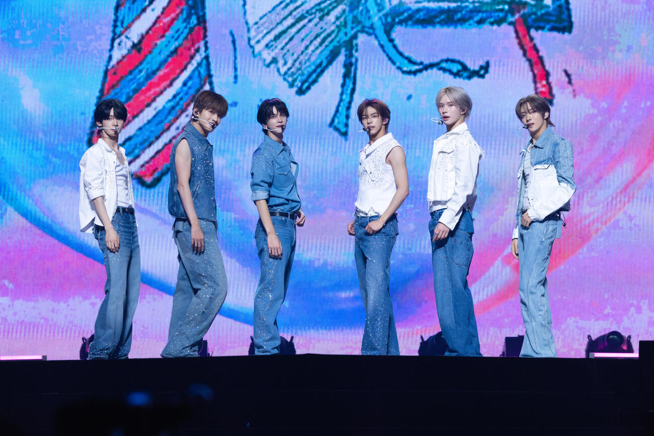 Kアリーナ横浜で2度目の日本ツアーを完走したTWSの左からHANJIN、JIHOON、SHINYU、DOHOON、KYUNGMIN、YOUNGJAE〈（P）＆（C）PLEDIS Entertainment提供〉