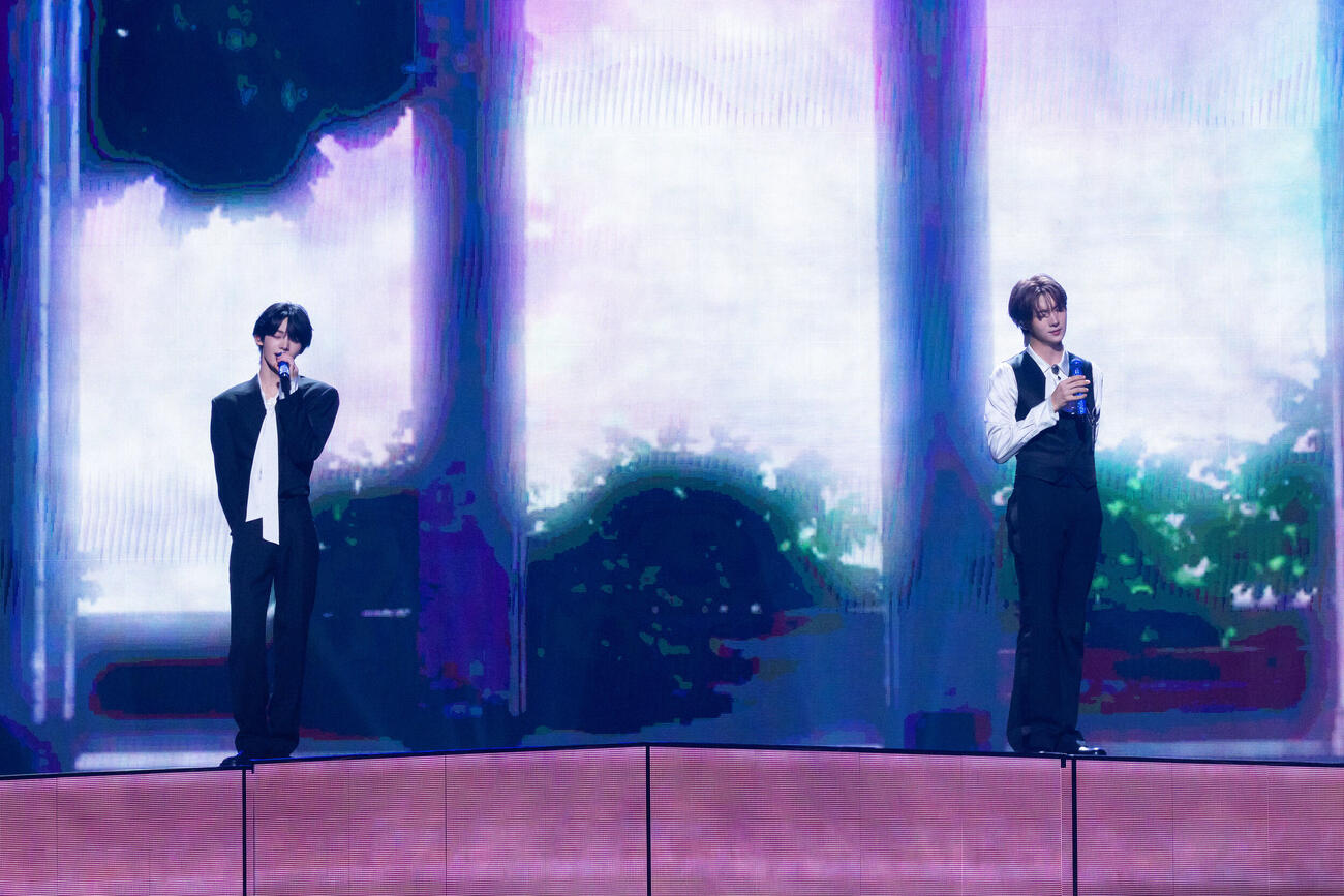 Kアリーナ横浜で2度目の日本ツアーを完走したTWSのHANJIN（左）とYOUNGJAE〈（P）＆（C）PLEDIS Entertainment提供〉