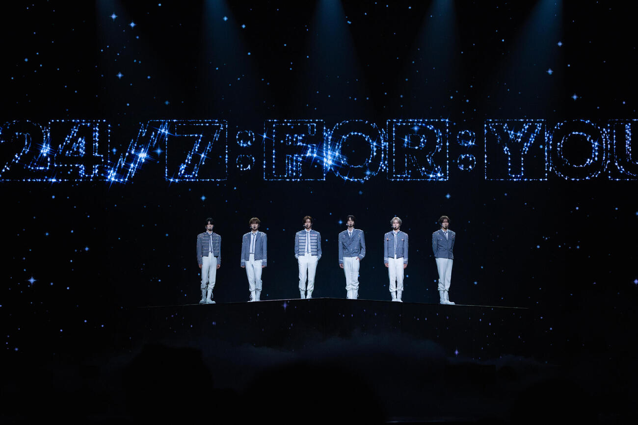 Kアリーナ横浜で2度目の日本ツアーを完走したTWSの左からHANJIN、JIHOON、DOHOON、SHINYU、KYUNGMIN、YOUNGJAE〈（P）＆（C）PLEDIS Entertainment提供〉