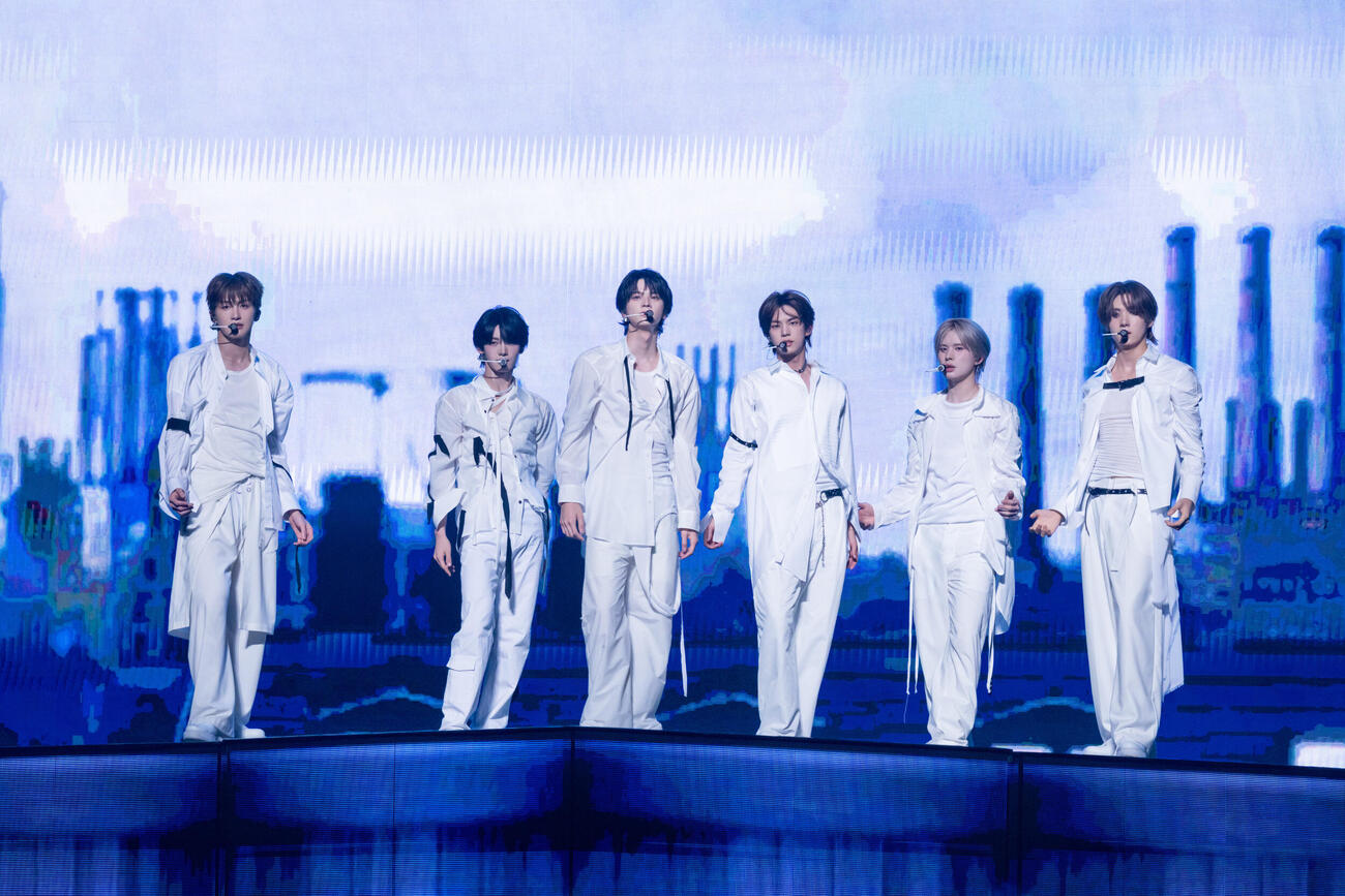Kアリーナ横浜で2度目の日本ツアーを完走したTWSの左からJIHOON、HANJIN、SHINYU、DOHOON、KYUNGMIN、YOUNGJAE〈（P）＆（C）PLEDIS Entertainment提供〉