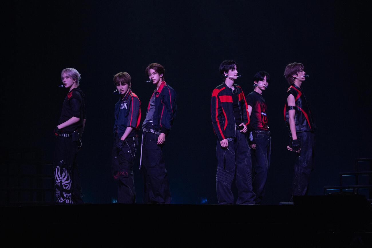 Kアリーナ横浜で2度目の日本ツアーを完走したTWSの左からKYUNGMIN、JIHOON、DOHOON、SHINYU、HANJIN、YOUNGJAE〈（P）＆（C）PLEDIS Entertainment提供〉
