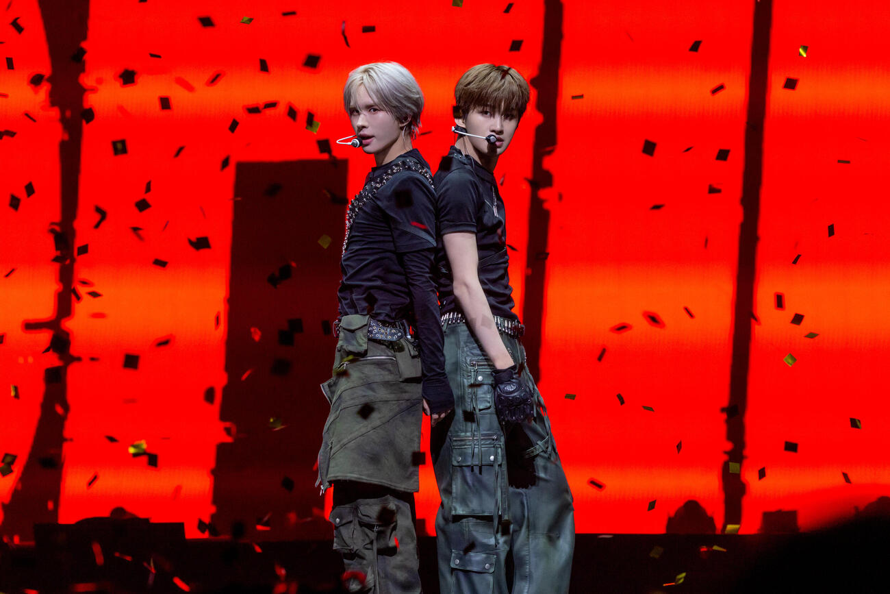 Kアリーナ横浜で2度目の日本ツアーを完走したTWSのKYUNGMIN（左）とJIHOON〈（P）＆（C）PLEDIS Entertainment提供〉