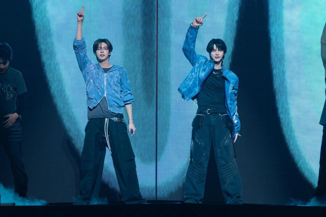 Kアリーナ横浜で2度目の日本ツアーを完走したTWSのDOHOON（左）SHINYU〈（P）＆（C）PLEDIS Entertainment提供〉