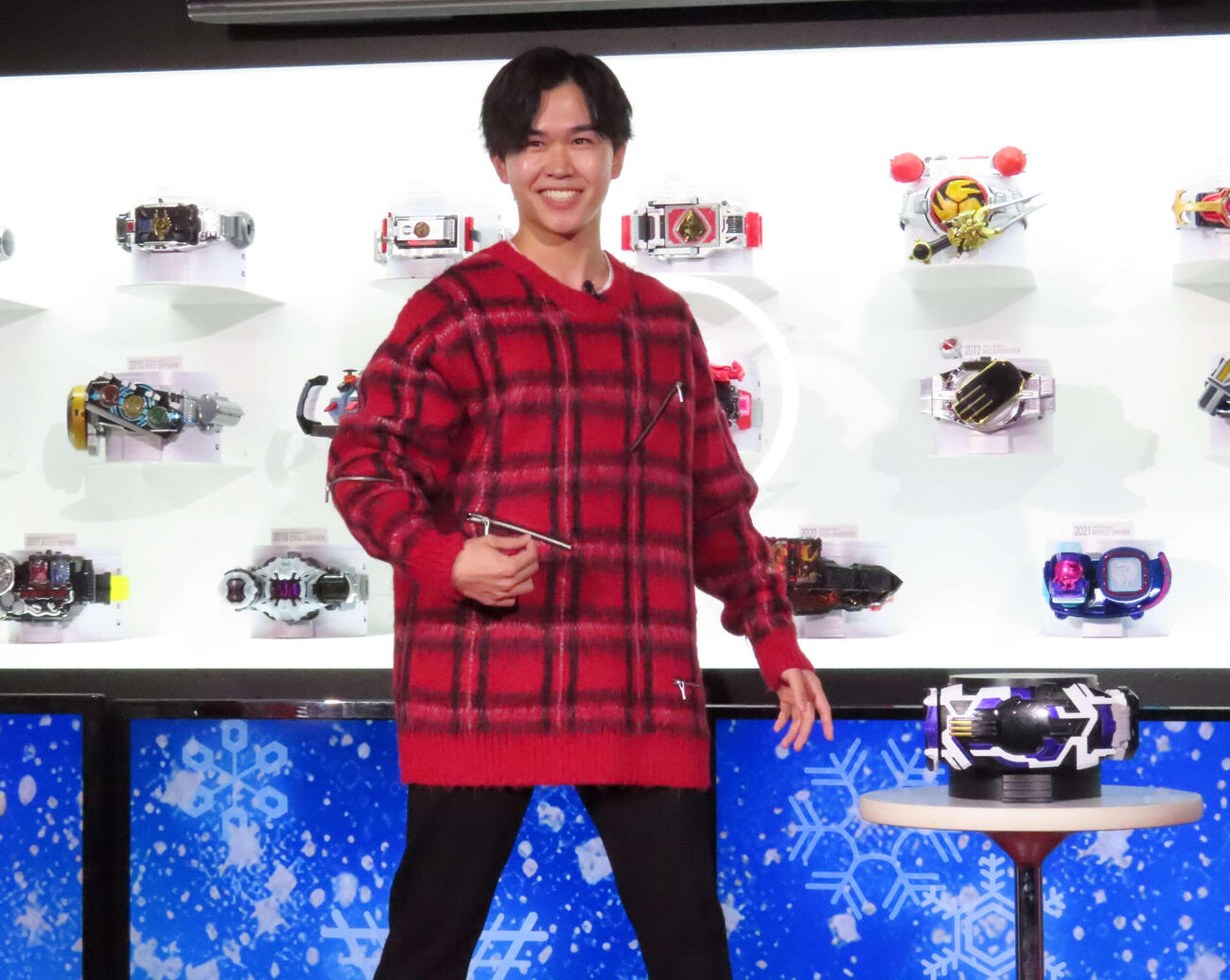 2024年12月、「NARIKIRI WORLD 2024」オープニングセレモニーで、「仮面ライダージーン」の新変身ポーズを披露する鈴木福