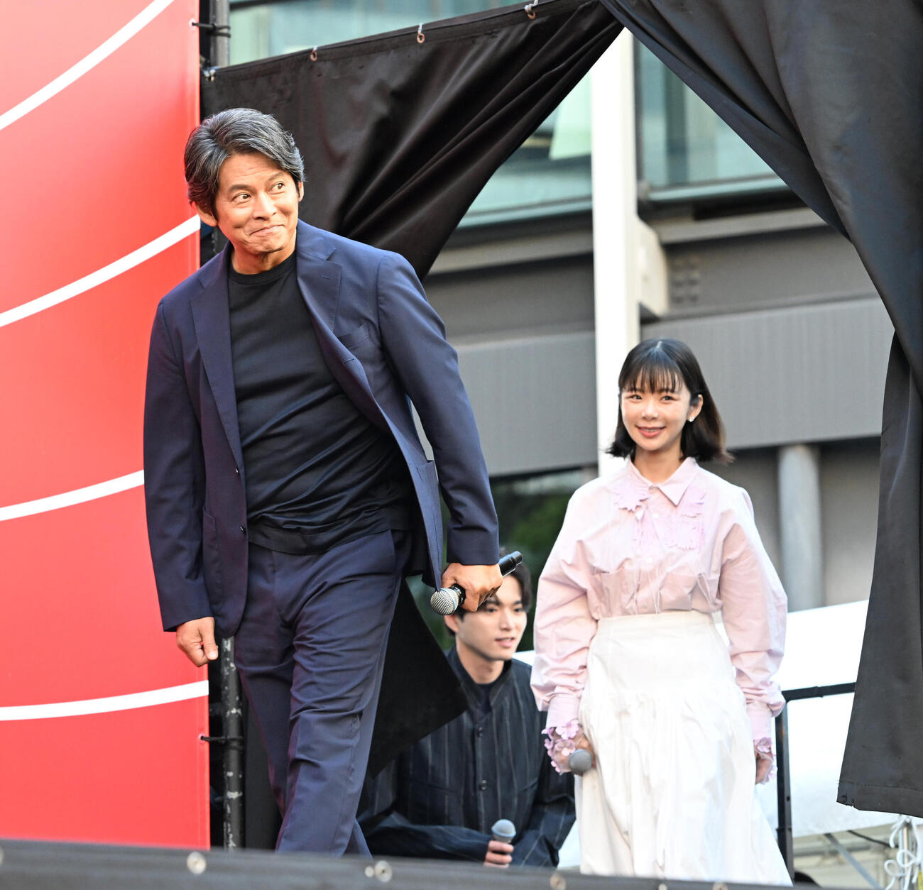 「踊る大捜査線N.E.W.メトロポリスを駆け抜けろ！」のイベントに登場する左から織田裕二、趣里（撮影・和賀正仁）