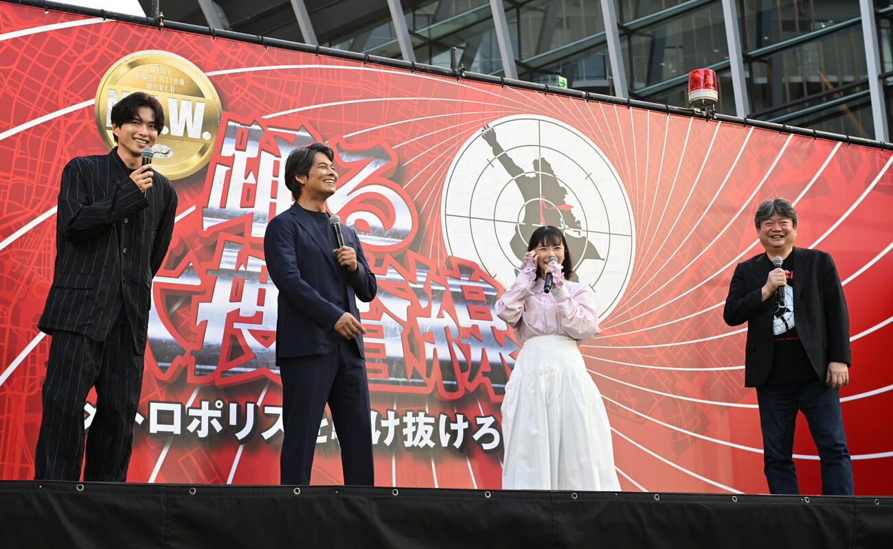 「踊る大捜査線N.E.W.メトロポリスを駆け抜けろ！」のイベントを行う左から白洲迅、織田裕二、趣里、本広克行監督（撮影・和賀正仁）