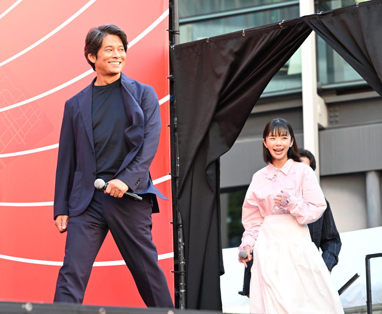 「踊る大捜査線N.E.W.メトロポリスを駆け抜けろ！」のイベントに登場する左から織田裕二、趣里（撮影・和賀正仁）