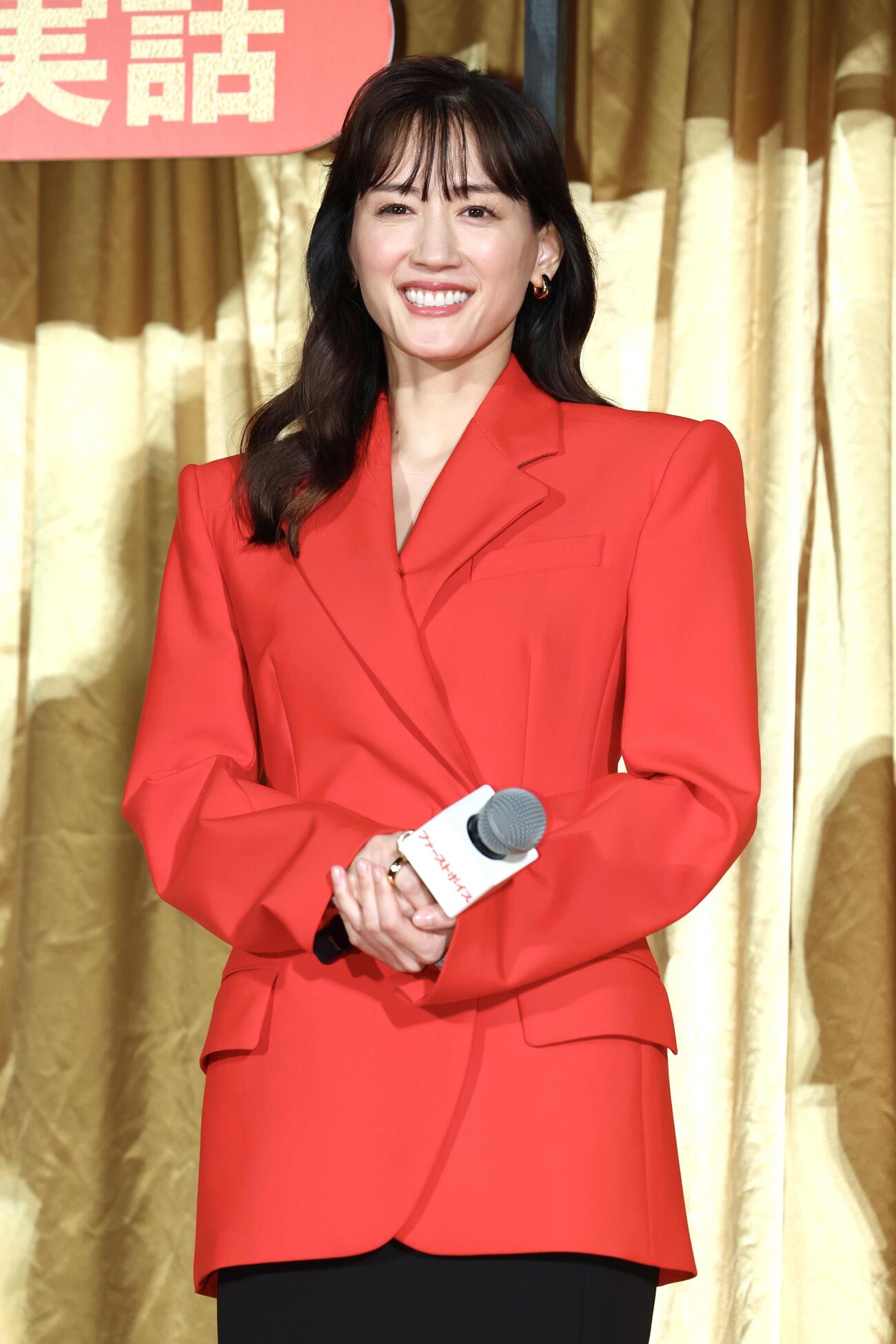 映画「ファーストボイス」完成披露試写会で笑顔を見せる綾瀬はるか（撮影・宮地輝）