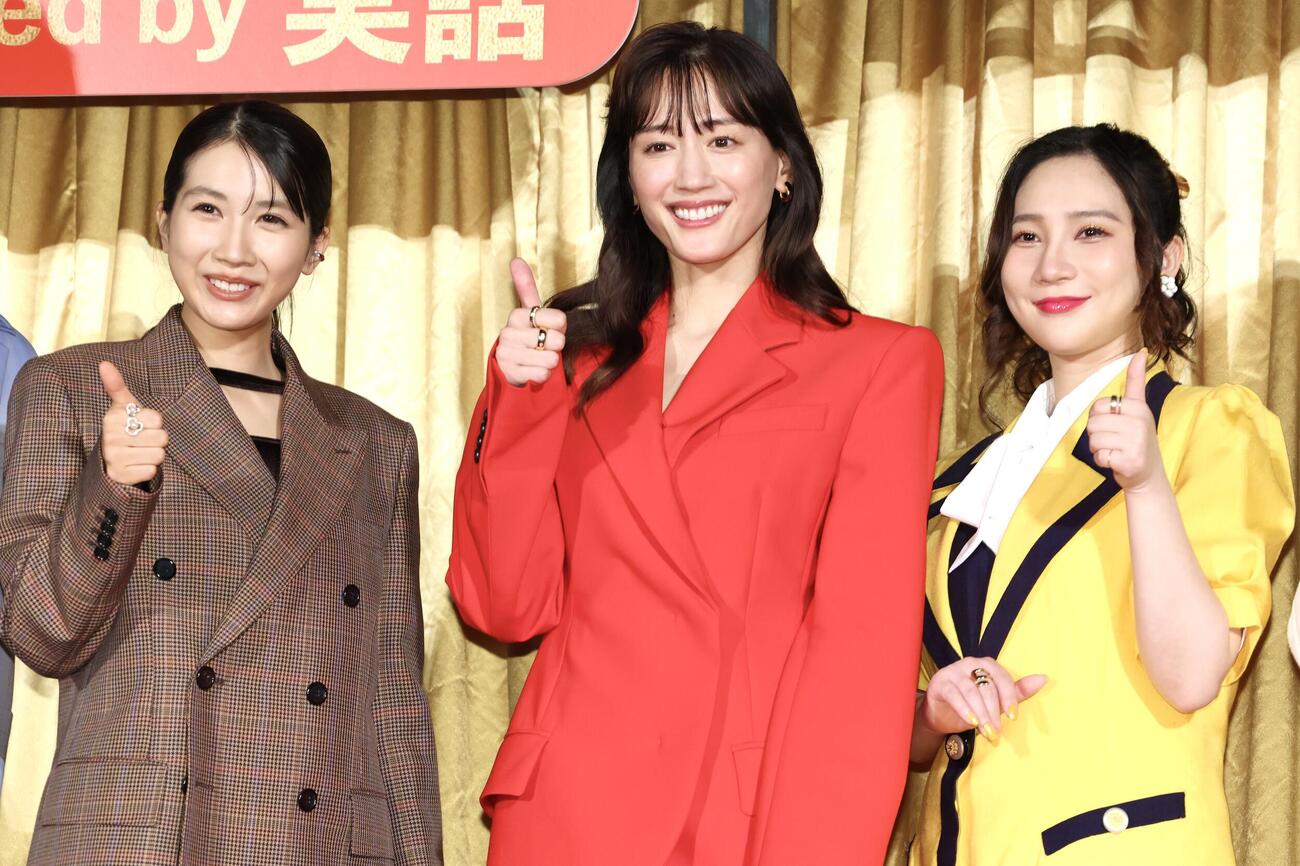 映画「ファーストボイス」完成披露試写会で笑顔でポーズをとる松本穂香（左）、綾瀬はるか（中央）、ファーストサマーウイカ（撮影・宮地輝）