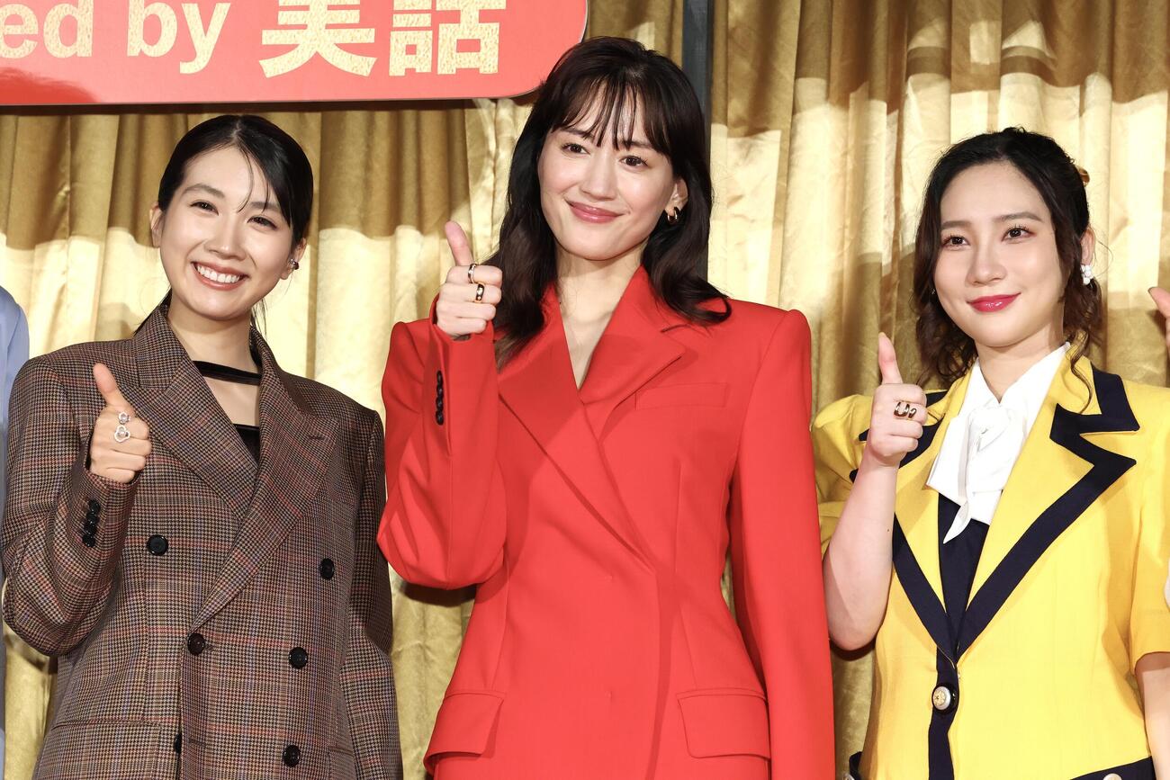 映画「ファーストボイス」完成披露試写会で笑顔でポーズをとる松本穂香（左）、綾瀬はるか（中央）、ファーストサマーウイカ（撮影・宮地輝）