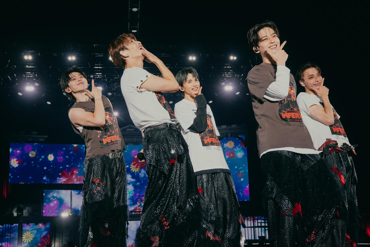 「ONE N’　ONLY LIVE TOUR 2026『INFERNO』」でパフォーマンスするONE N’　ONLY。左からEIKU、TETTA、NAOYA、REI、HAYATO
