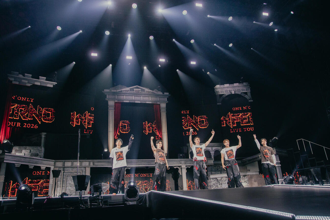 「ONE N’　ONLY LIVE TOUR 2026『INFERNO』」でパフォーマンスするONE N’　ONLY。左からNAOYA、EIKU、HAYATO、TETTA、REI