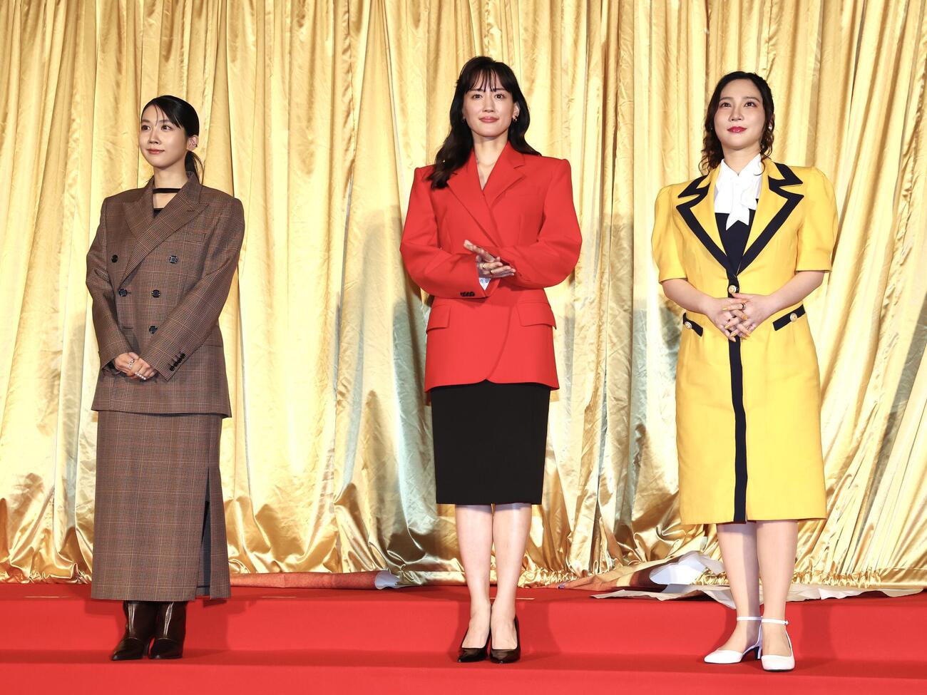 映画「ファーストボイス」完成披露試写会に登場した松本穂香（左）、綾瀬はるか（中央）、ファーストサマーウイカ（撮影・宮地輝）