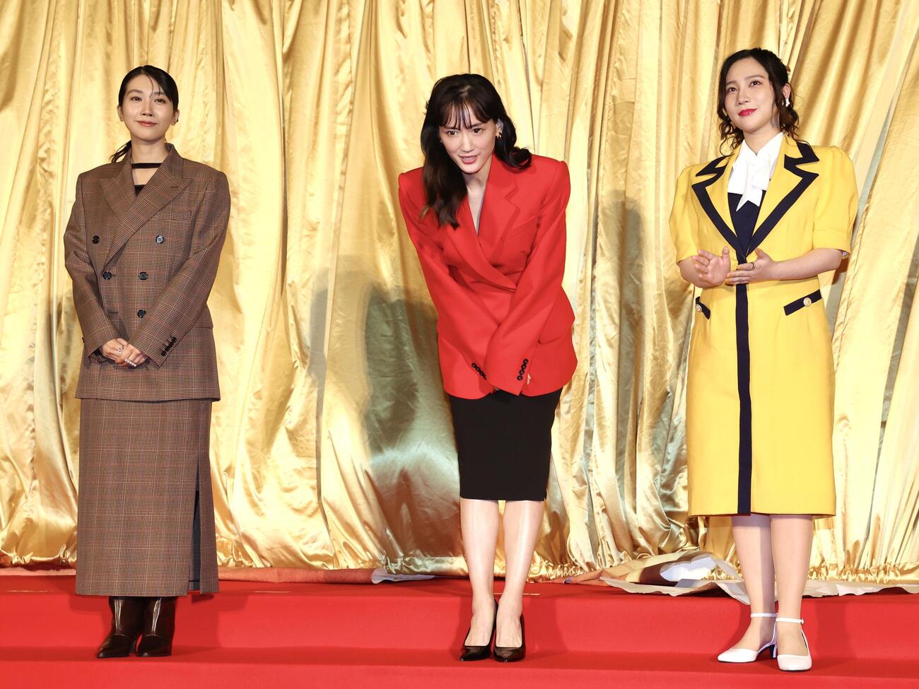 映画「ファーストボイス」完成披露試写会に登場した松本穂香（左）、綾瀬はるか（中央）、ファーストサマーウイカ（撮影・宮地輝）