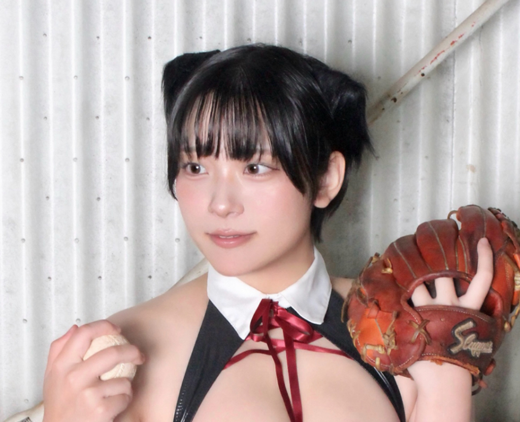 胸元大胆露出衣装の暫（暫のインスタグラムから）