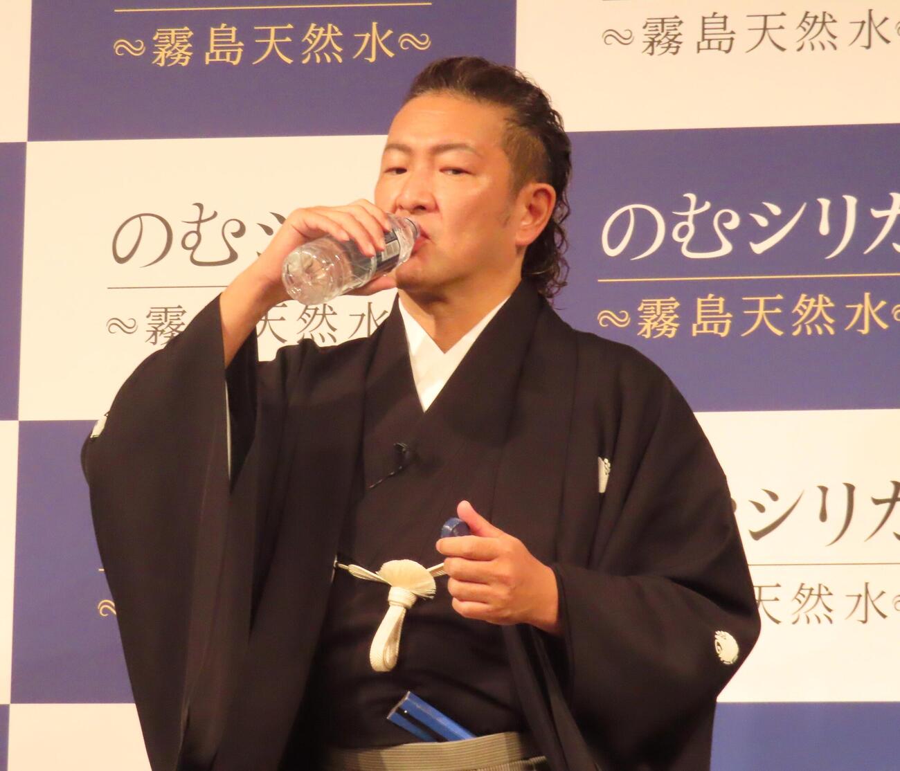 「のむシリカ新CM発表会」に登壇した中村獅童