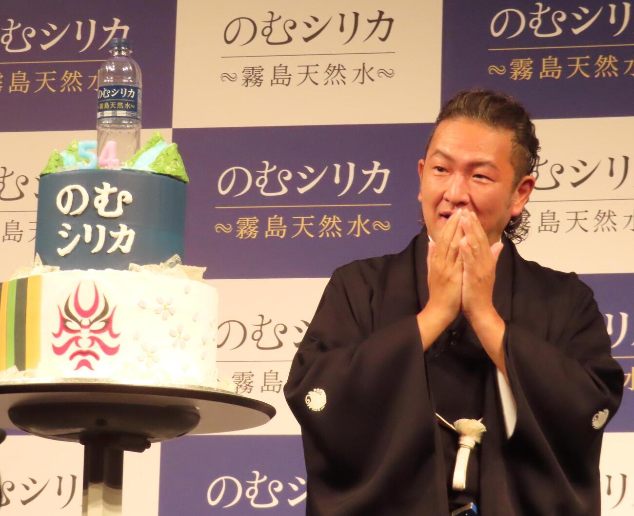 「のむシリカ新CM発表会」に登壇した中村獅童