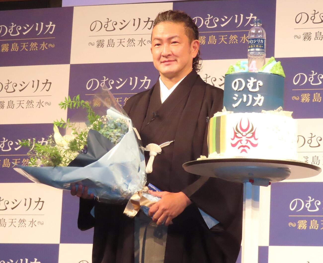 「のむシリカ新CM発表会」に登壇した中村獅童
