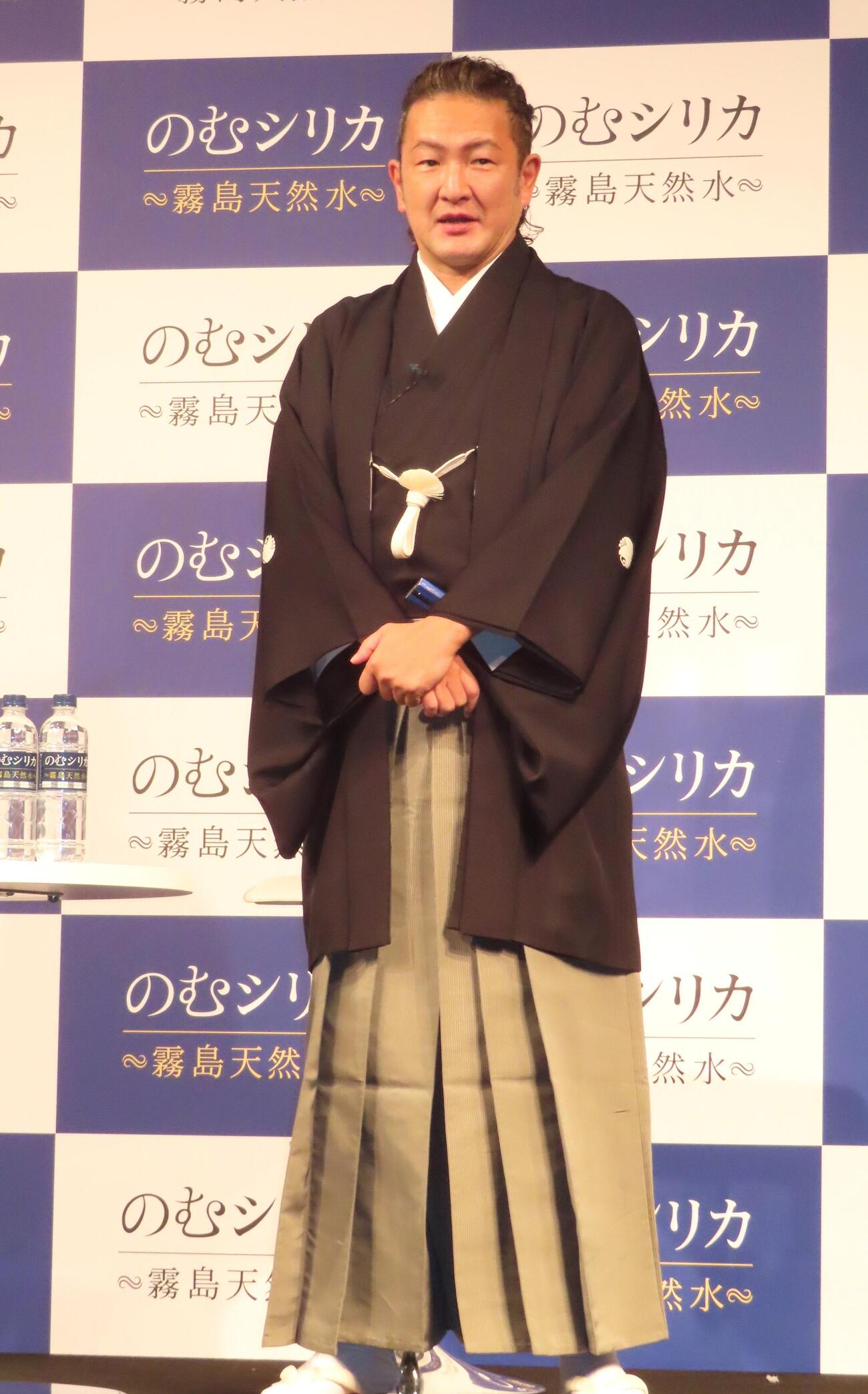 「のむシリカ新CM発表会」に登壇した中村獅童