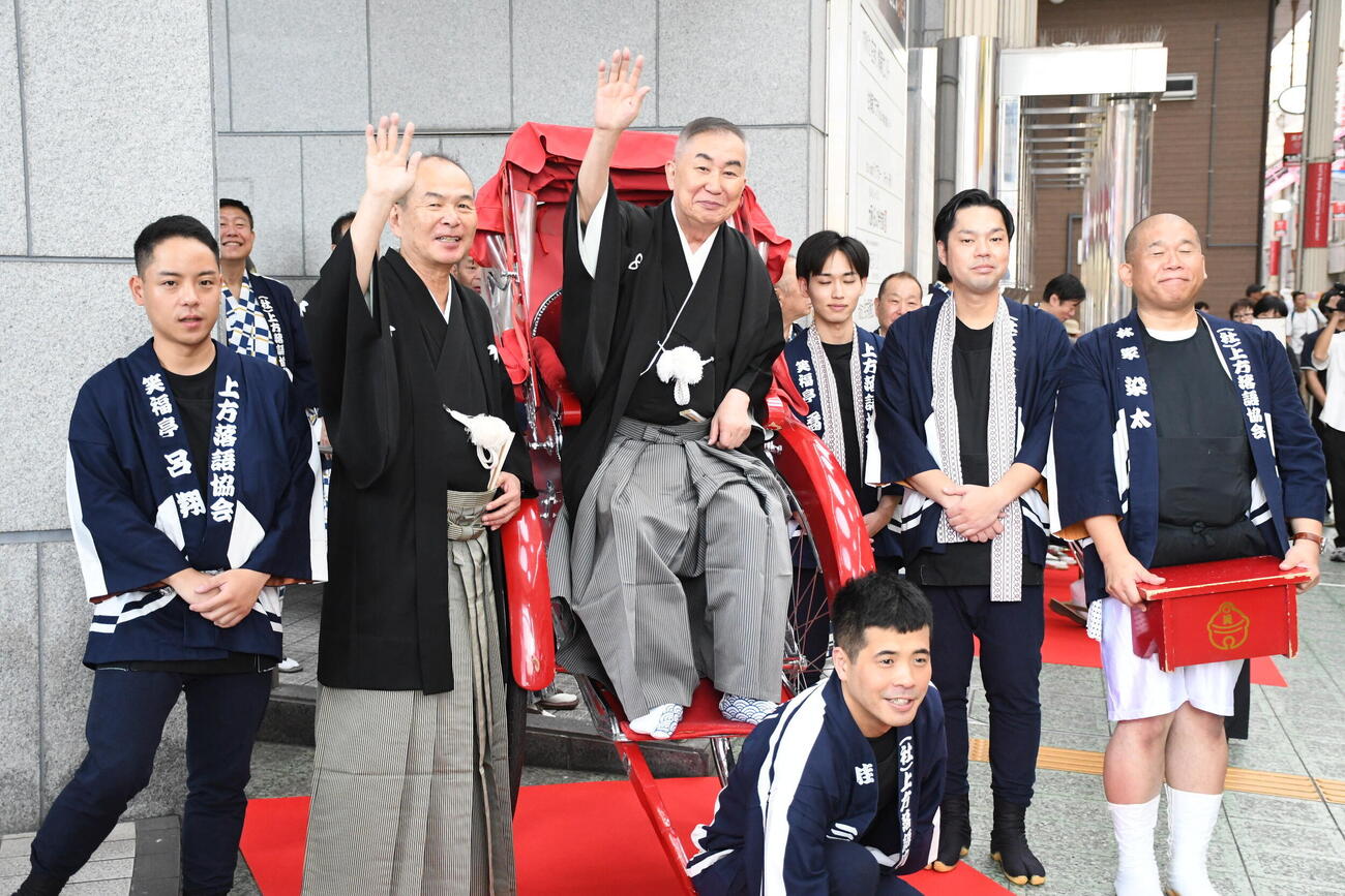天満天神繁昌亭開場20周年記念お練りに参加した桂文枝（左から3人目）、笑福亭仁智（同2人目）ら（撮影・阪口孝志）