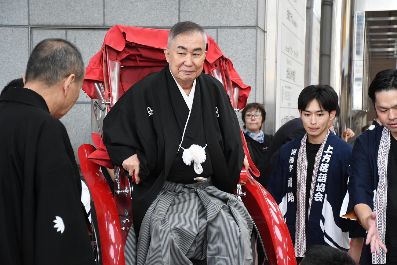 天満天神繁昌亭開場20周年記念お練りに参加した桂文枝（撮影・阪口孝志）