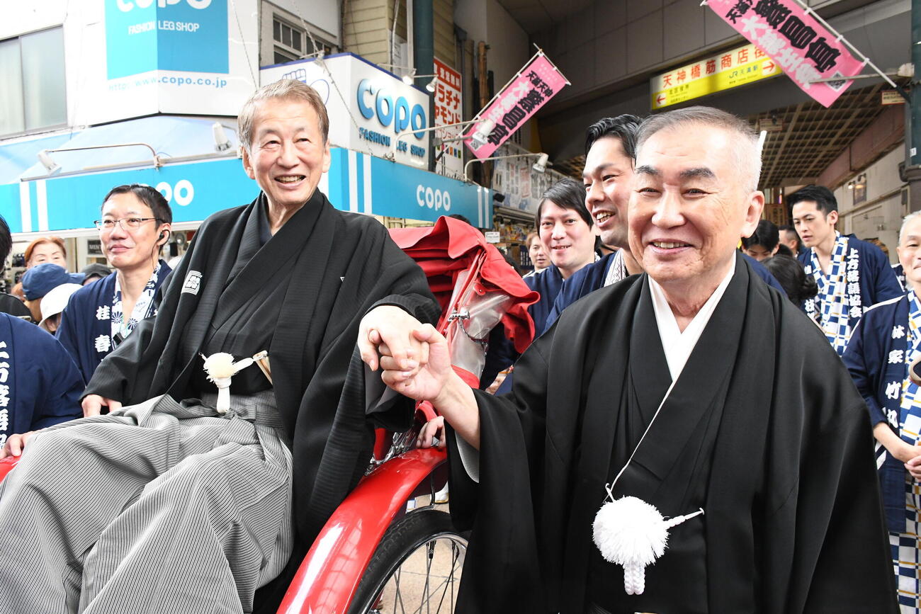 天満天神繁昌亭開場20周年記念お練りに参加した桂文枝（右）と桂春團治（撮影・阪口孝志）