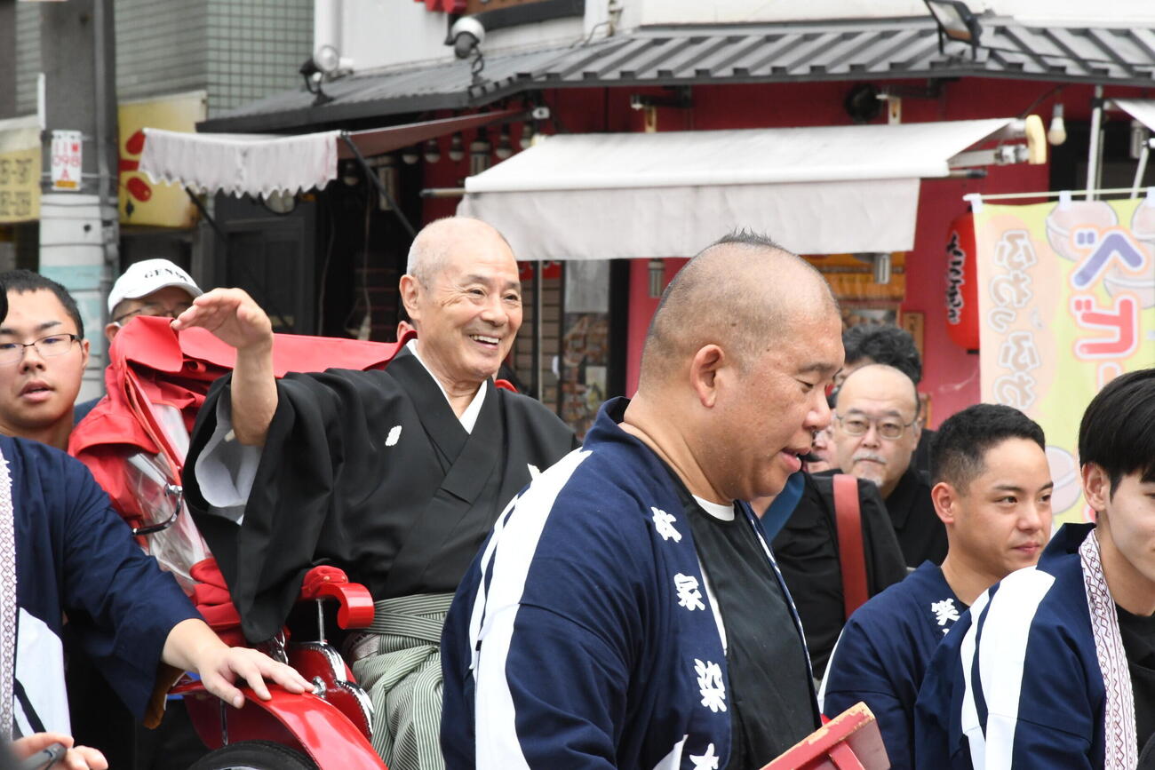 天満天神繁昌亭開場20周年記念お練りに参加した桂福團治（撮影・阪口孝志）