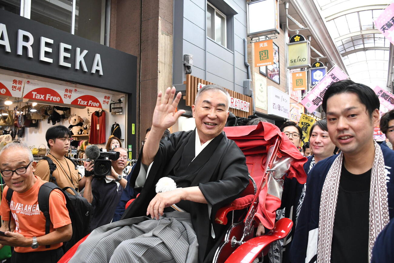 天満天神繁昌亭開場20周年記念お練りで手を振る桂文枝（撮影・阪口孝志）