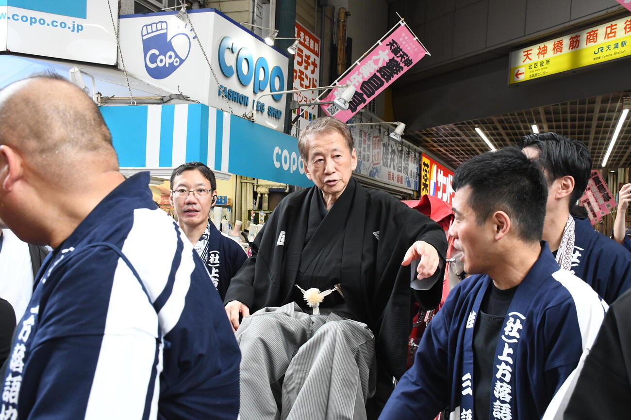 天満天神繁昌亭開場20周年記念お練りに参加した桂春團治（撮影・阪口孝志）