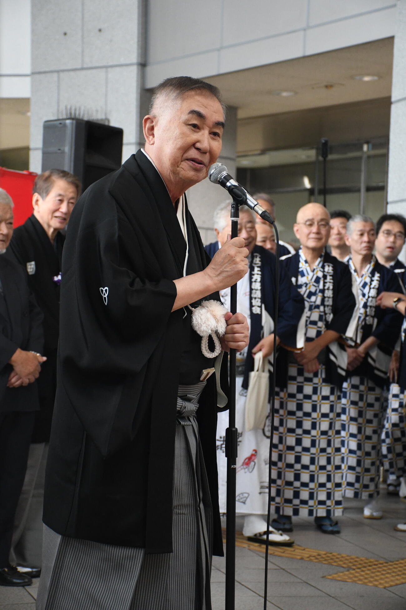 天満天神繁昌亭開場20周年記念お練りの出発前にあいさつする桂文枝（撮影・阪口孝志）