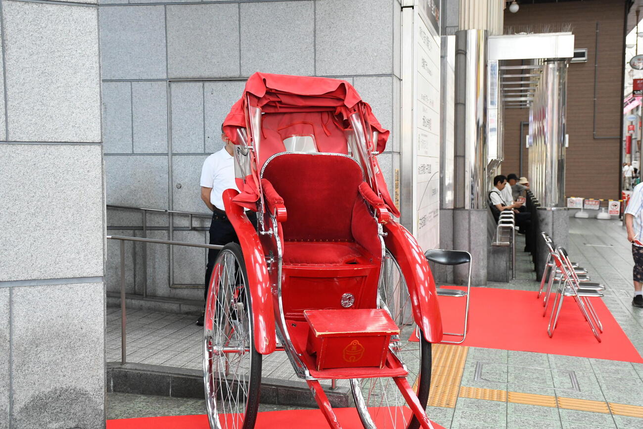 天満天神繁昌亭開場20周年記念お練りで使用された人力車（撮影・阪口孝志）