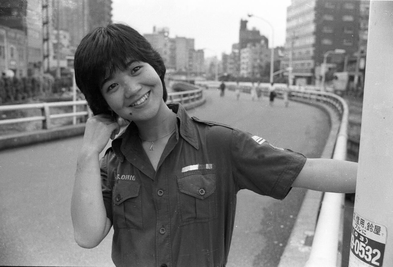 来社し笑顔を見せる松原のぶえ（1979年8月撮影）