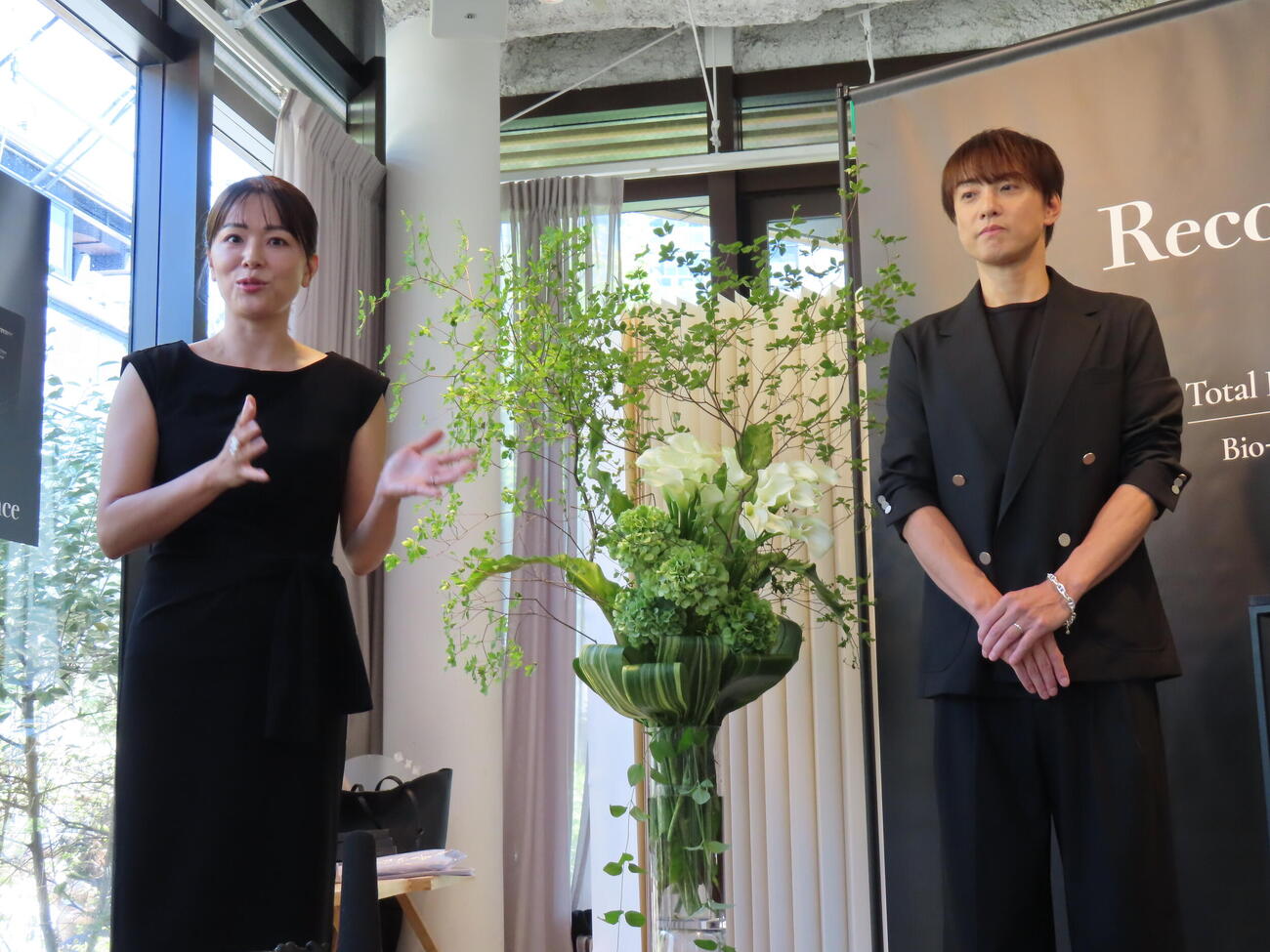スキンケアブランドをプロデュースした五十嵐圭（右）と本田朋子