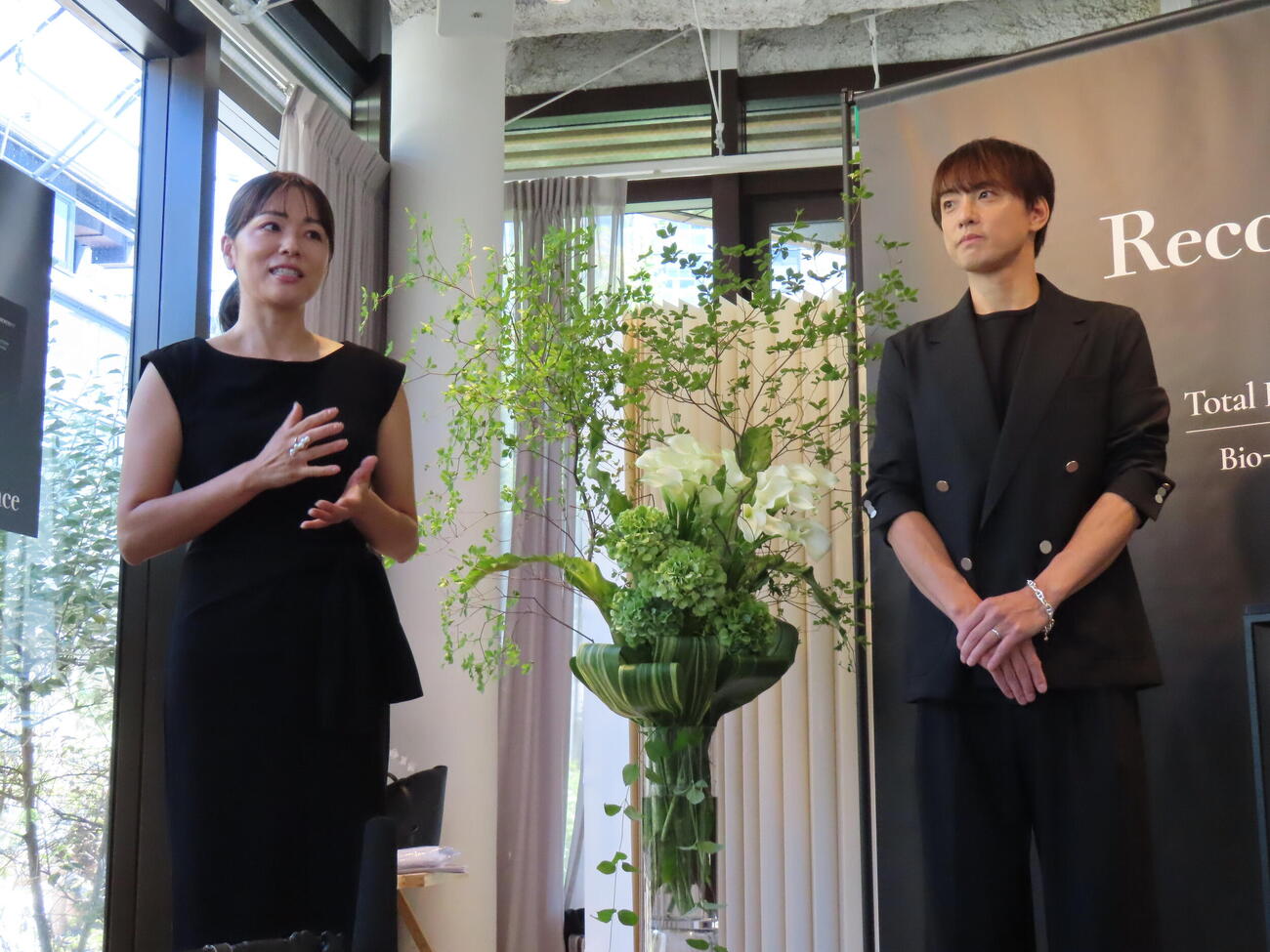 スキンケアブランドをプロデュースした五十嵐圭（右）と本田朋子