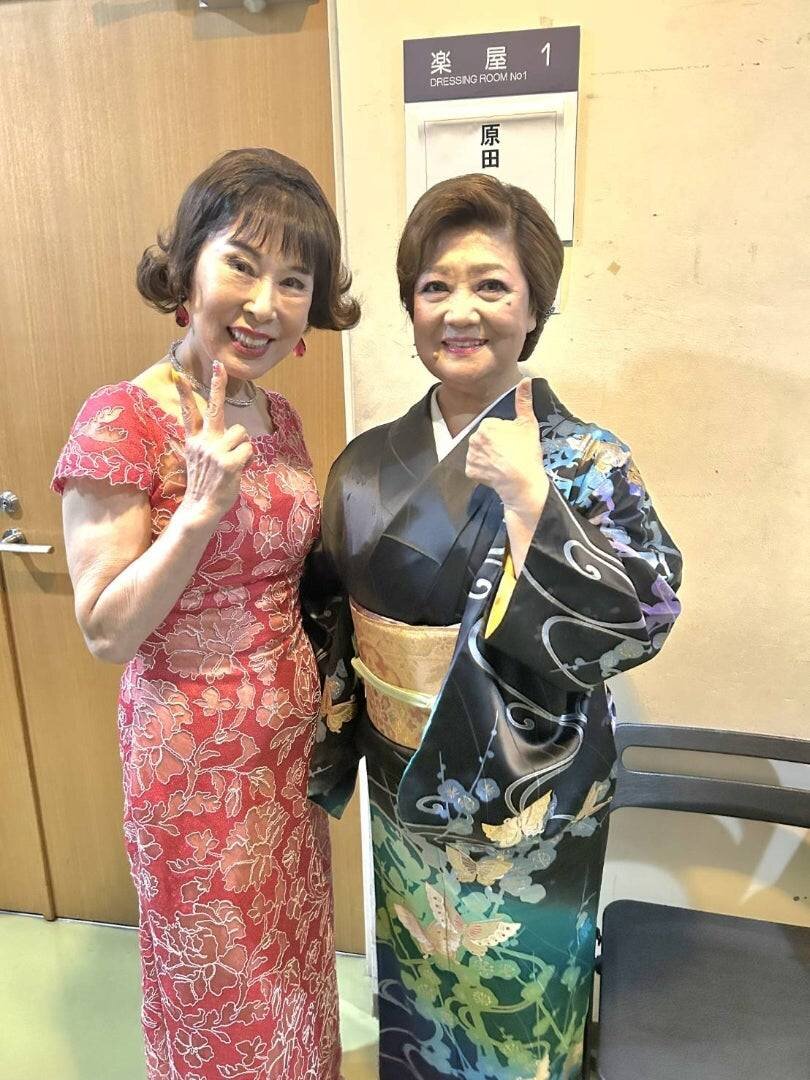 北島音楽事務所の先輩だった松原のぶえさん（右）の死を悼んだ原田悠里
