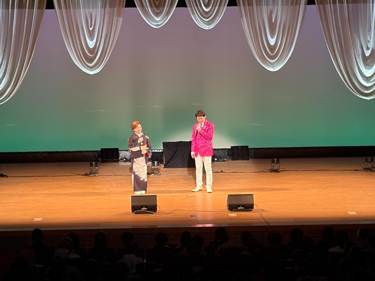 9月10日にステージで共演した、松原のぶえさんと大地あきお