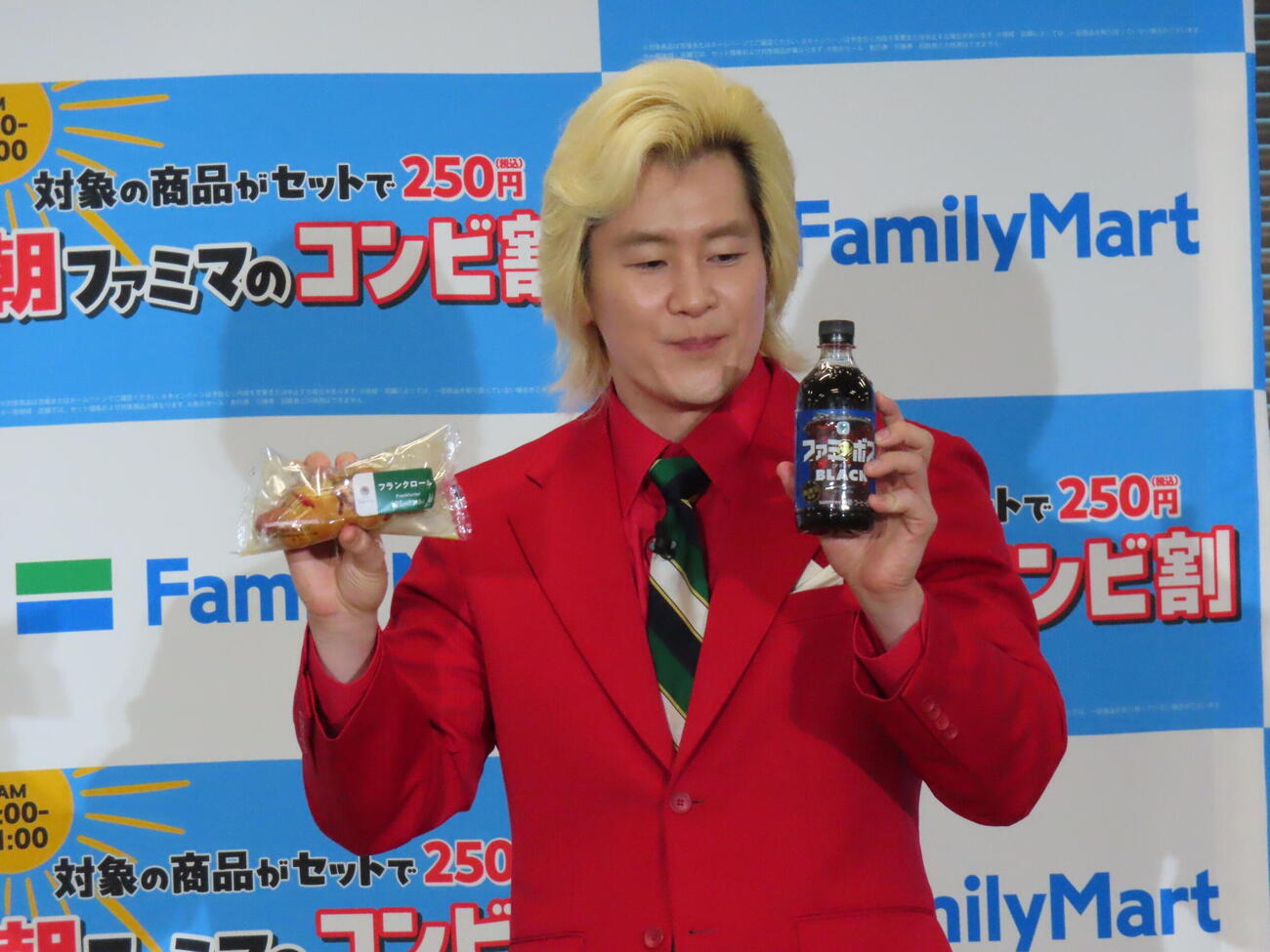ファミリーマート「朝ファミマのコンビ割」戦略発表会に登壇したカズレーザー（撮影・鎌田良美）