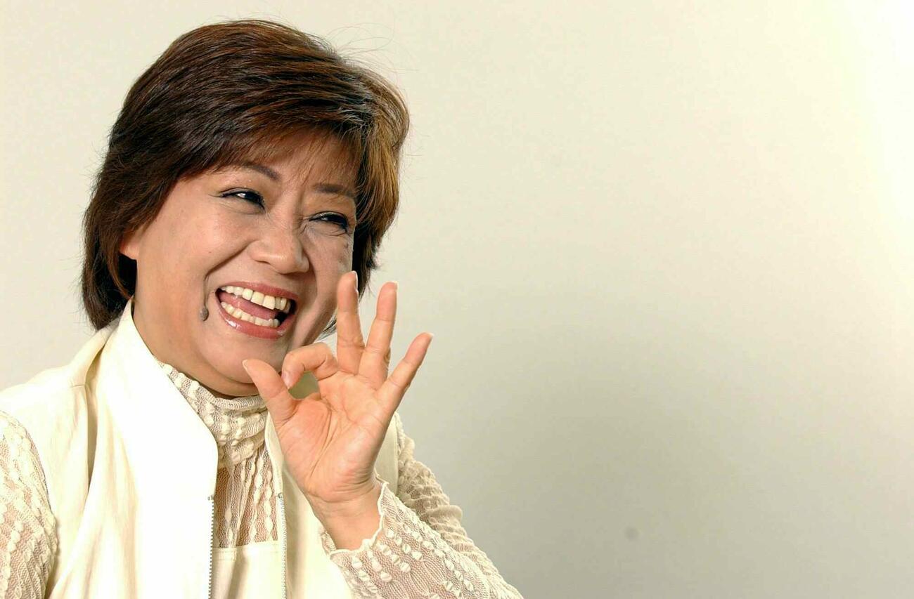 苦労を乗り越え、「OKよ！」と明るくOKサインを作る松原のぶえさん（2005年3月撮影）