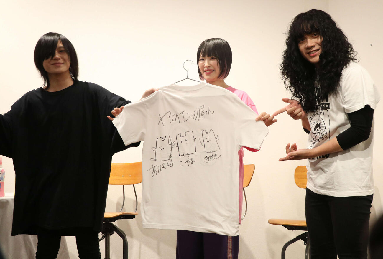 ヤバイTシャツ屋さんの、左からこやまたくや、ありぼぼ、もりもりもと（25年5月撮影）