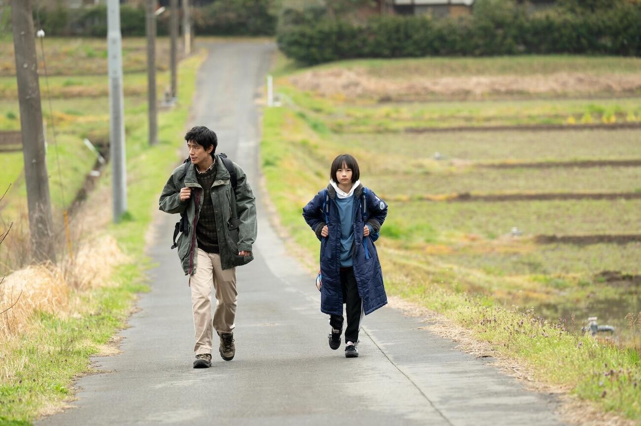 映画「旅する練習」で叔父とめいを演じる、中島歩と七瀬ふうり（C）2027「旅する練習」製作委員会
