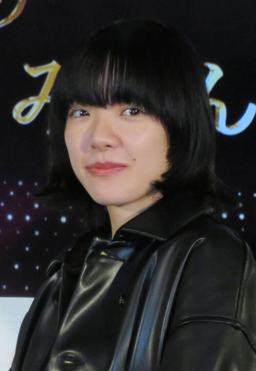 あいみょん、結膜下出血で眼帯姿　初ベスト盤発売「たくさんの感謝と大切な思い出」