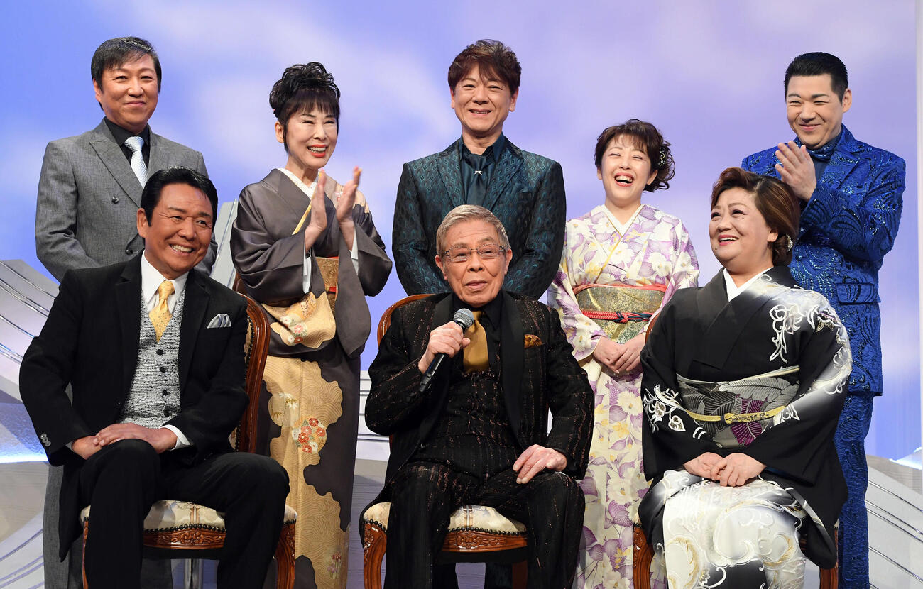 出演者とともに笑顔を見せる北島三郎（前列中央）。同じく左から、山本譲二、1人おいて松原のぶえさん。後列左から福田こうへい、原田悠里、北山たけし、山口ひろみ、大江裕（2023年2月撮影）