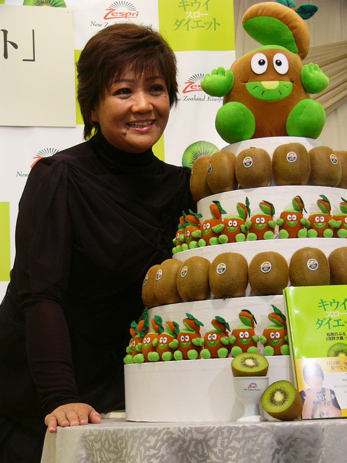 「キウイ　スローダイエット」出版記念会見を行った松原のぶえさん（2004年9月撮影）