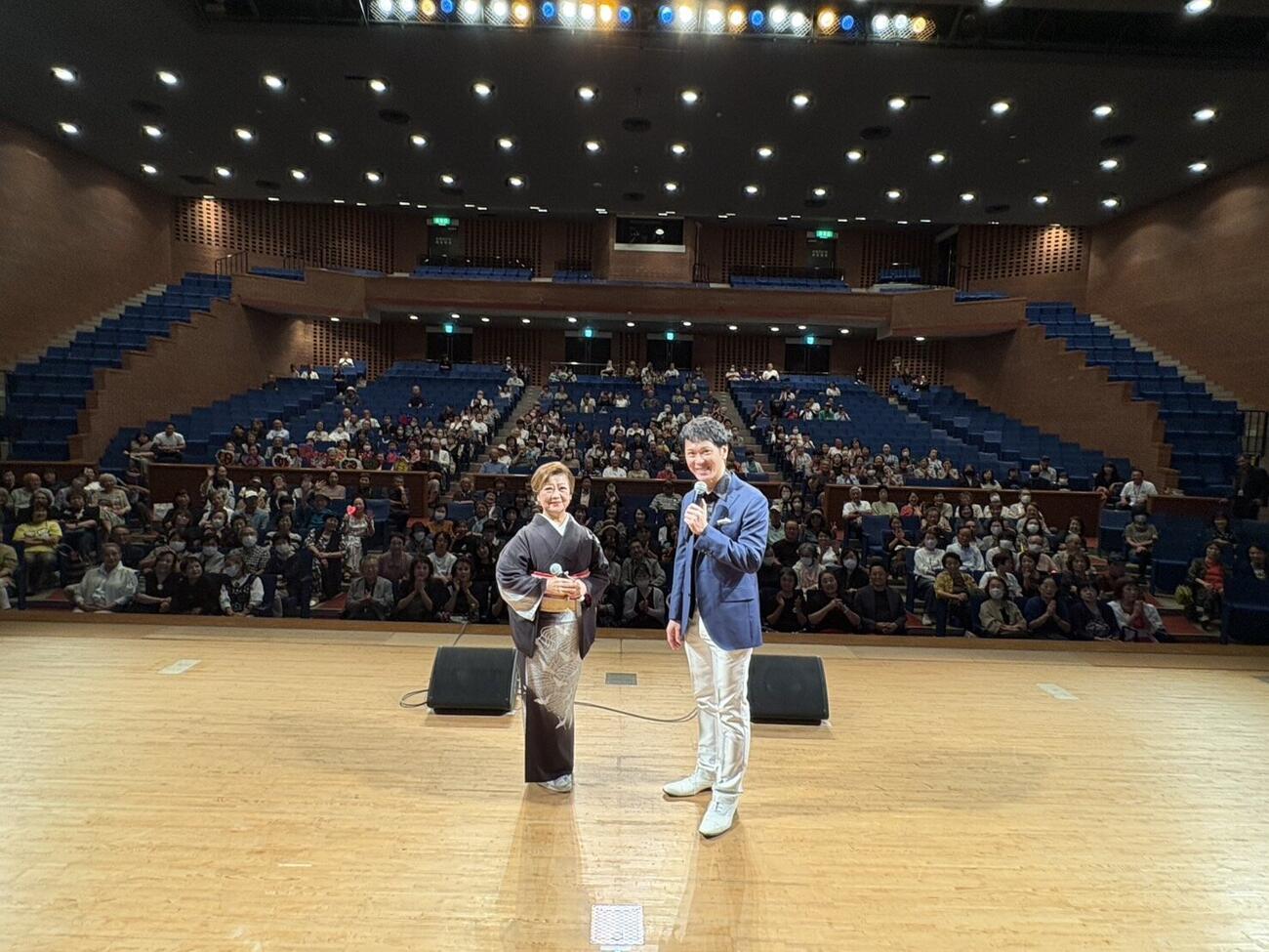 9月10日にステージで共演した、松原のぶえさんと大地あきお