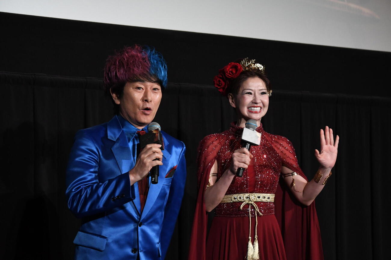 映画「オデュッセイア」公開記念舞台あいさつに登壇した、かつみ♥さゆりのかつみ（左）とさゆり（撮影・阪口孝志）