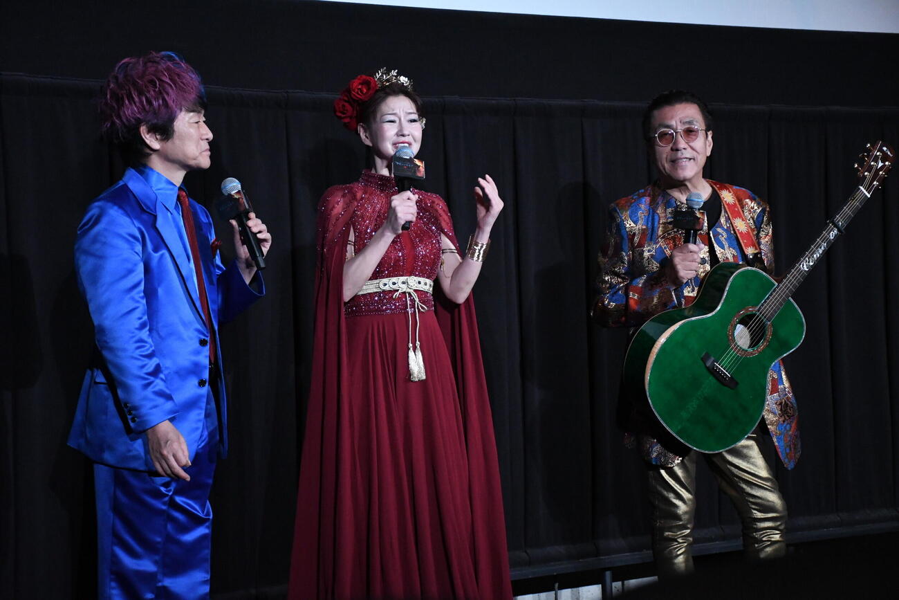映画「オデュッセイア」公開記念舞台あいさつに登壇した、左から、かつみ〓（ハート）さゆりのかつみ、さゆり、嘉門タツオ（撮影・阪口孝志）